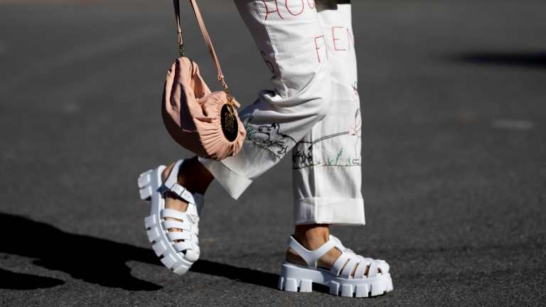 White platform sandals outfit 2025