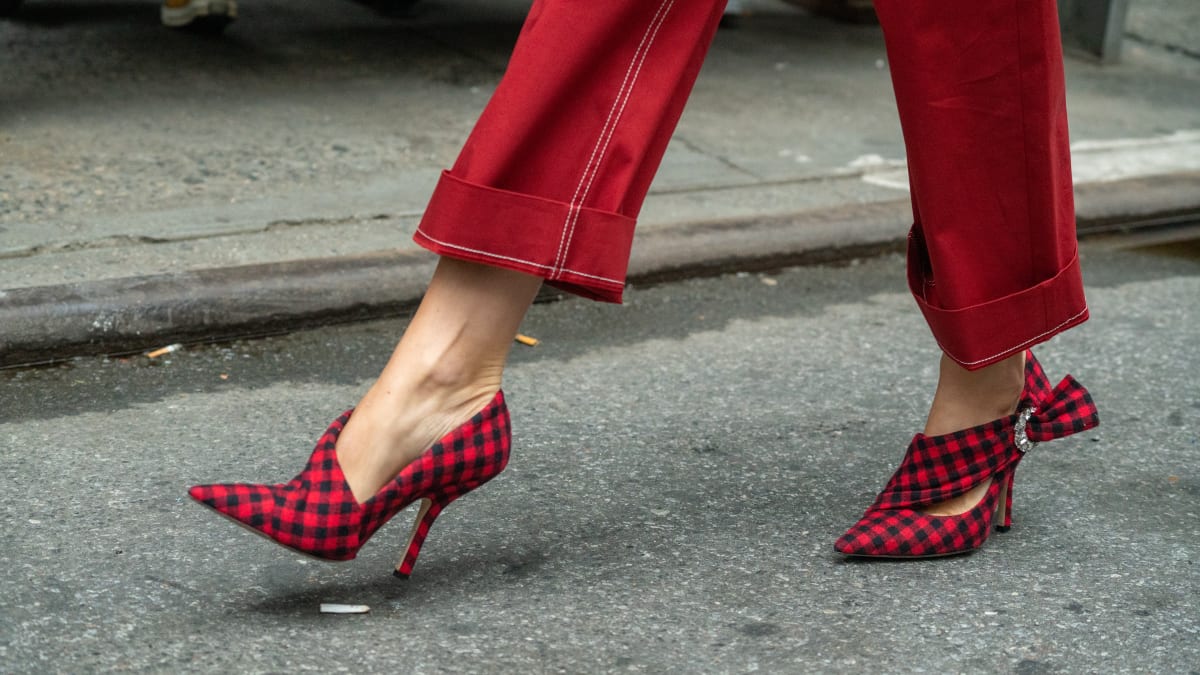 Inside shoe heel outlet protectors