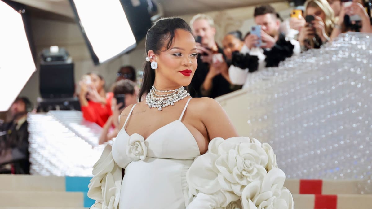 Fendi makeup rihanna top