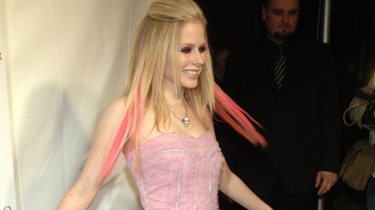 Great Outfits in Fashion History Avril Lavigne s 2007 Pink Punk
