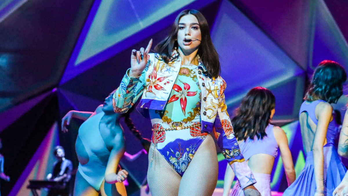 【Versace】x Dua Lipa ギャザージャージー ミディスカート Dua Lipa Is So Y2K in a Cutout Blazer & Platforms on Versace