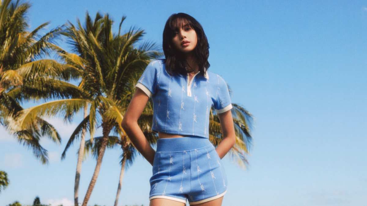 【美品】BLACK PINK LISA×KITH ロゴTee Blackpink's Lisa Sets the Vibe for Summer in New Kith