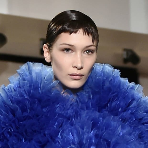 Bella Hadid Looks Unrecognizable With No Brows & Stark Undercut at Marc  Jacobs Fall 2022 Fashion Show — See Photos