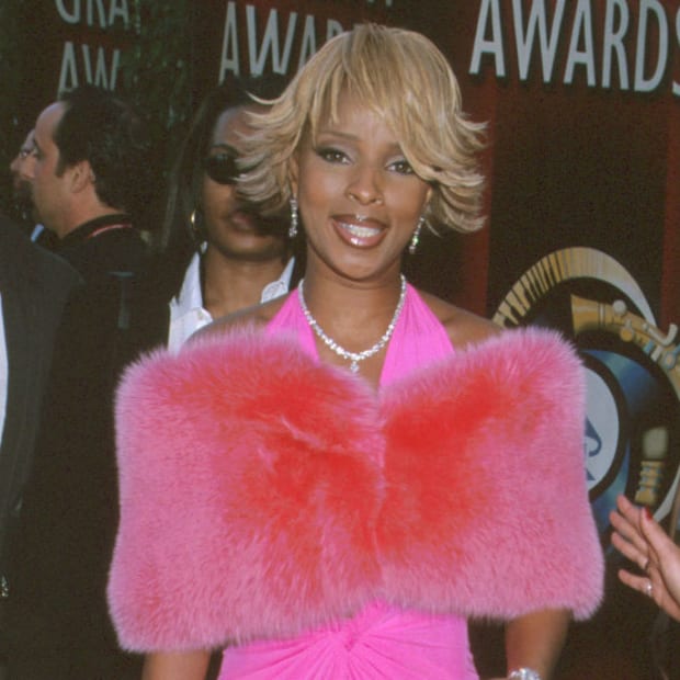 Great Outfits in Fashion History: Mary J. Blige in a Gucci Logo Hat -  Fashionista