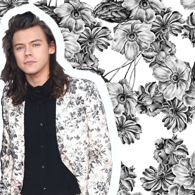 harry-styles-2015-gucci-black-white-floral-suit-american-music-awards