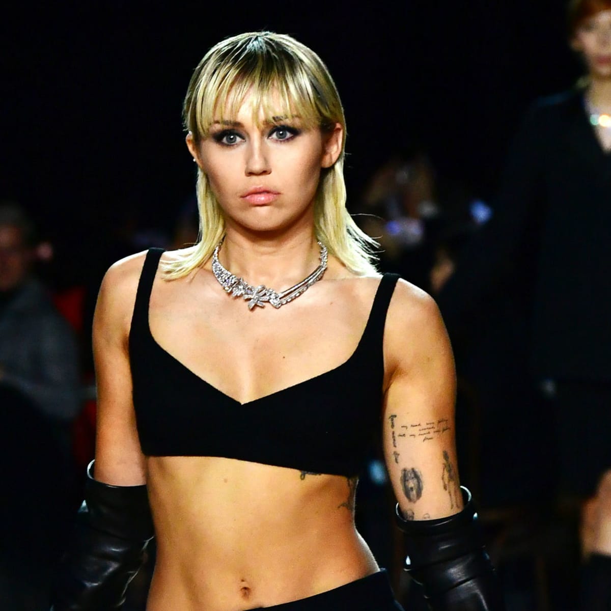 Miley Cyrus makes surprise NYFW appearance at Marc Jacobs fashion show