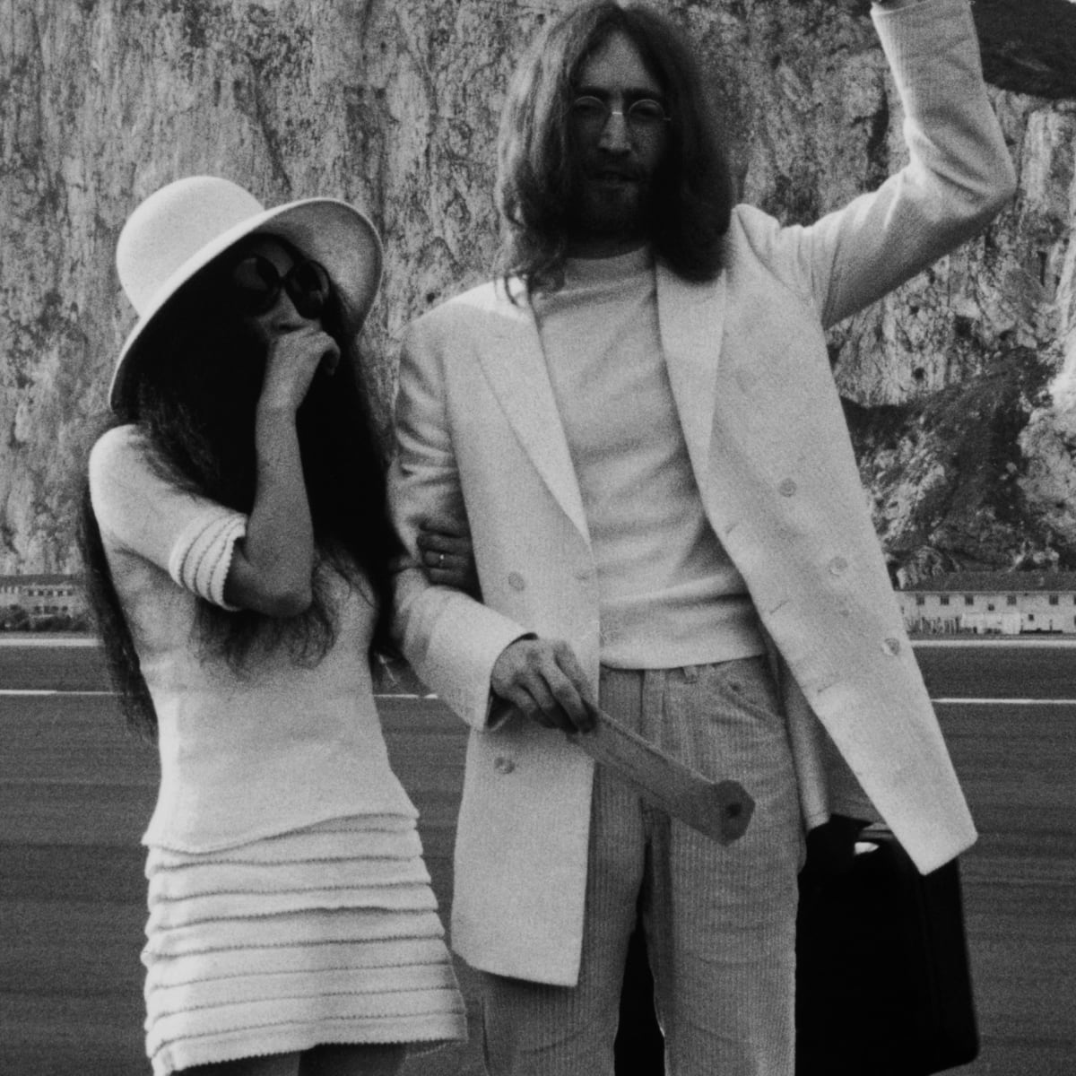 Great Outfits in Fashion History: Yoko Ono's Simple Wedding Dress -  Fashionista