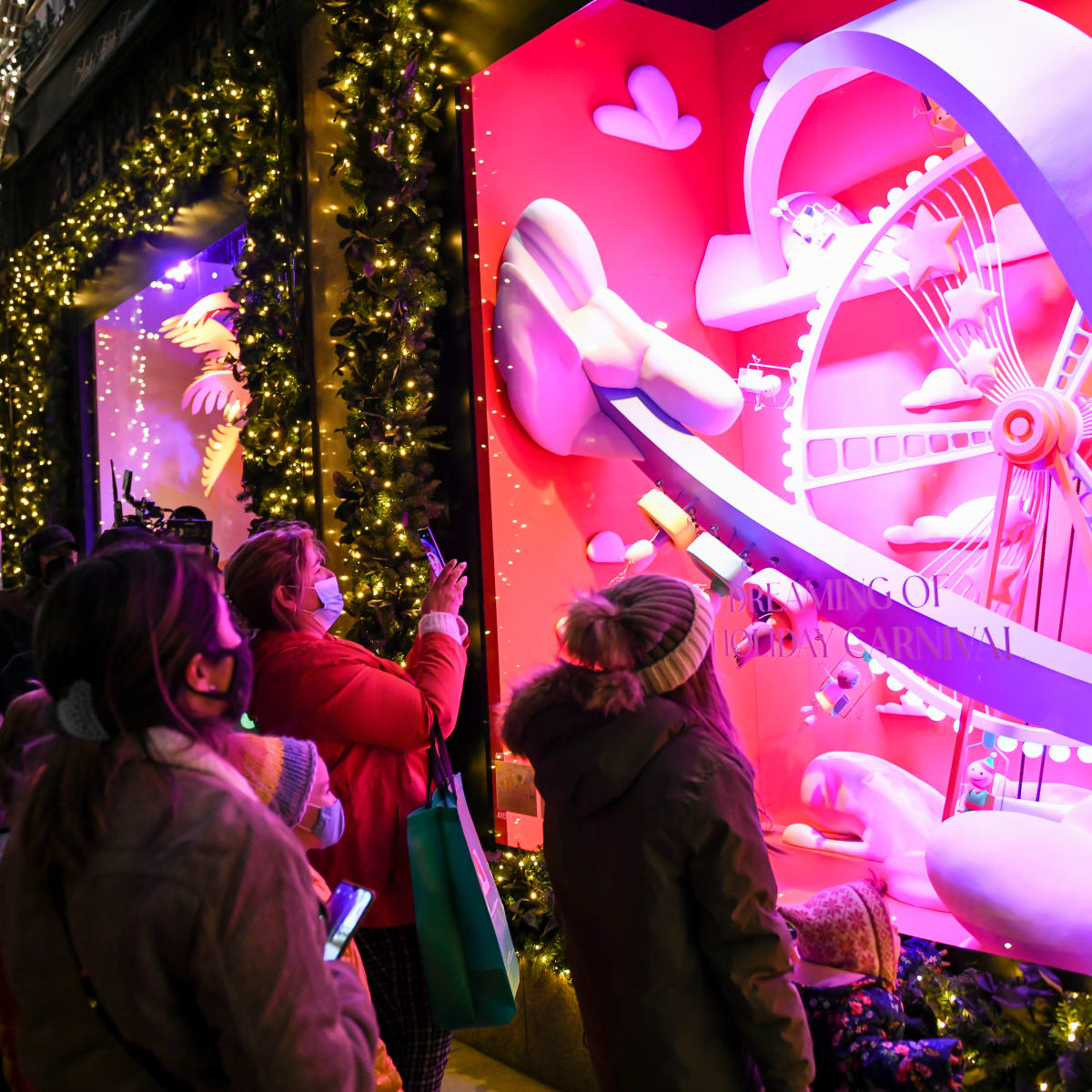 Ring in the Holidays With These Spectacular New York City Department Store  Windows - Fashionista