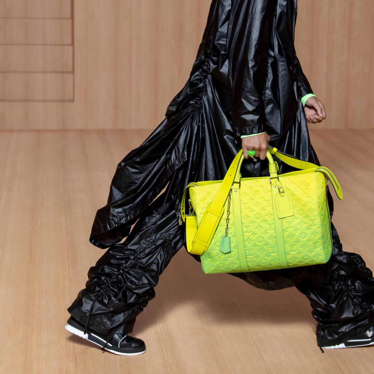 LOUIS VUITTON // XXL BAG #fashion #louisvuitton #runways #bags #amazing  #review41 #style @LouisVuitton