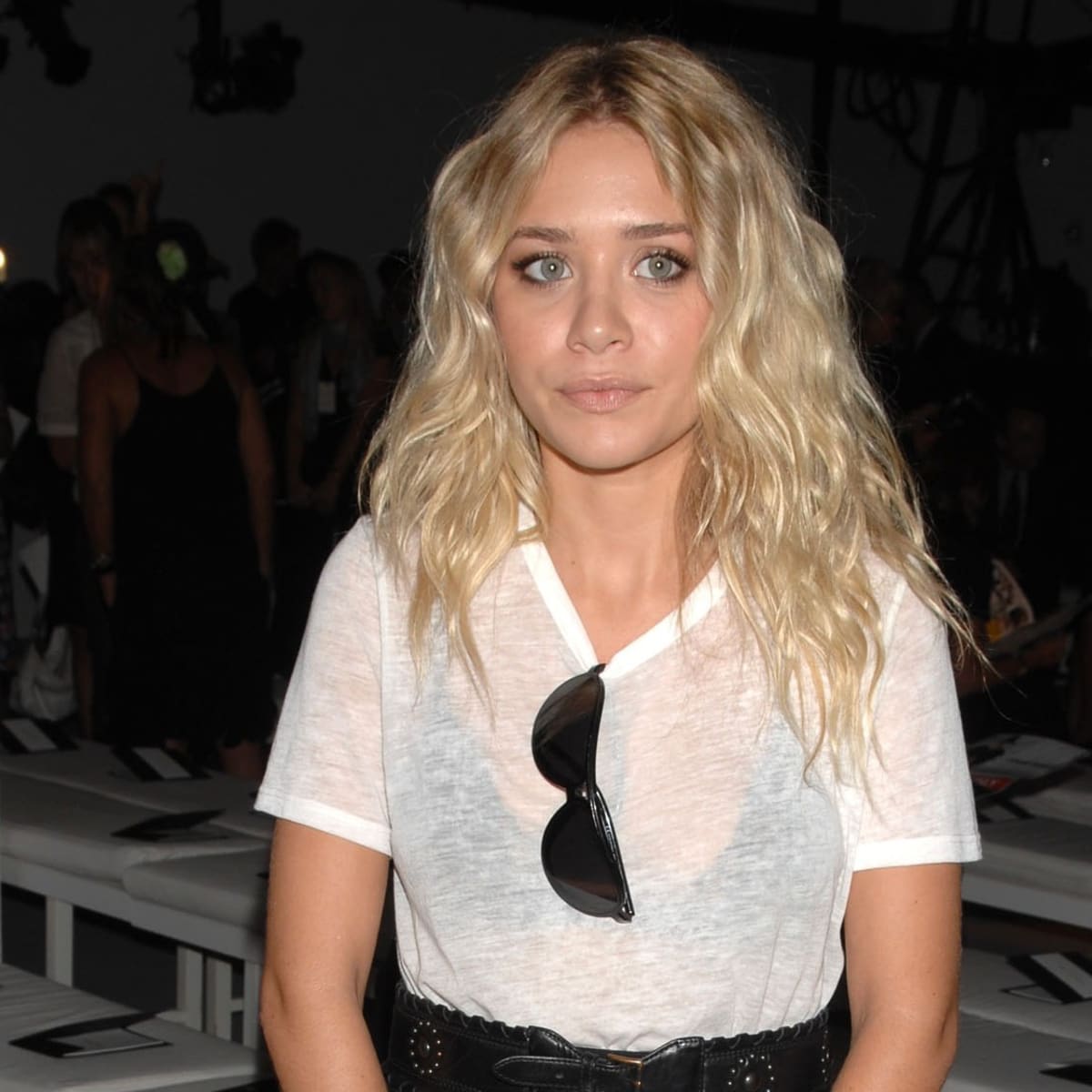Great Outfits in Fashion History: The Ashley Olsen Look That Ignited My  Obsession With White T-Shirts - Fashionista