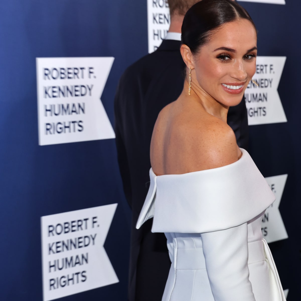 Meghan Markle Dresses in White Louis Vuitton at Ripple of Hope Gala – WWD