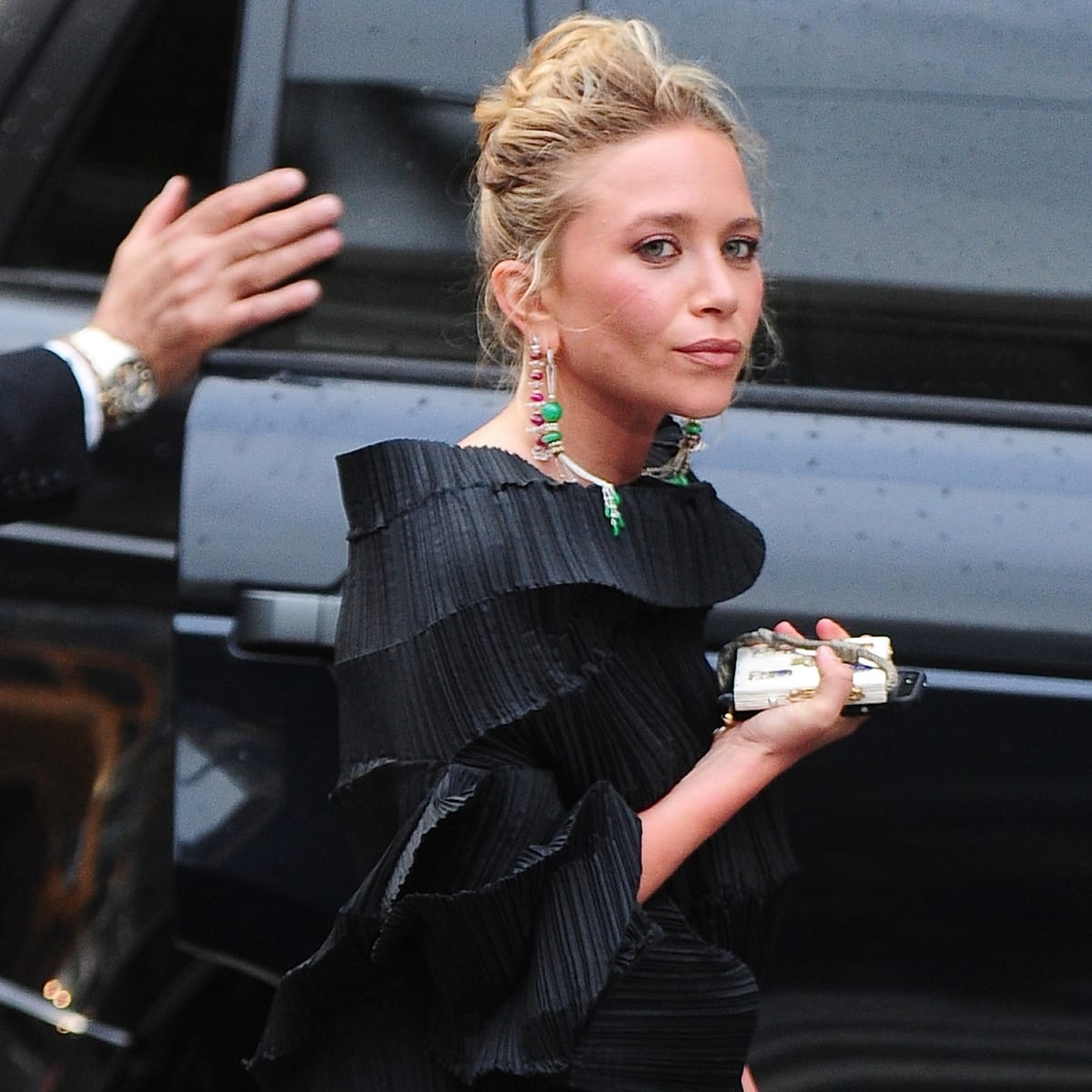 Great Outfits in Fashion History: Mary-Kate Olsen in Issey Miyake - Fashionista