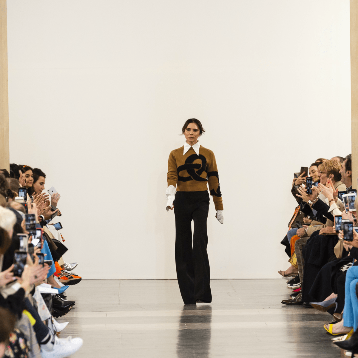 Fashion Week Automne-Hiver 2019 : la féminité selon Victoria Beckham