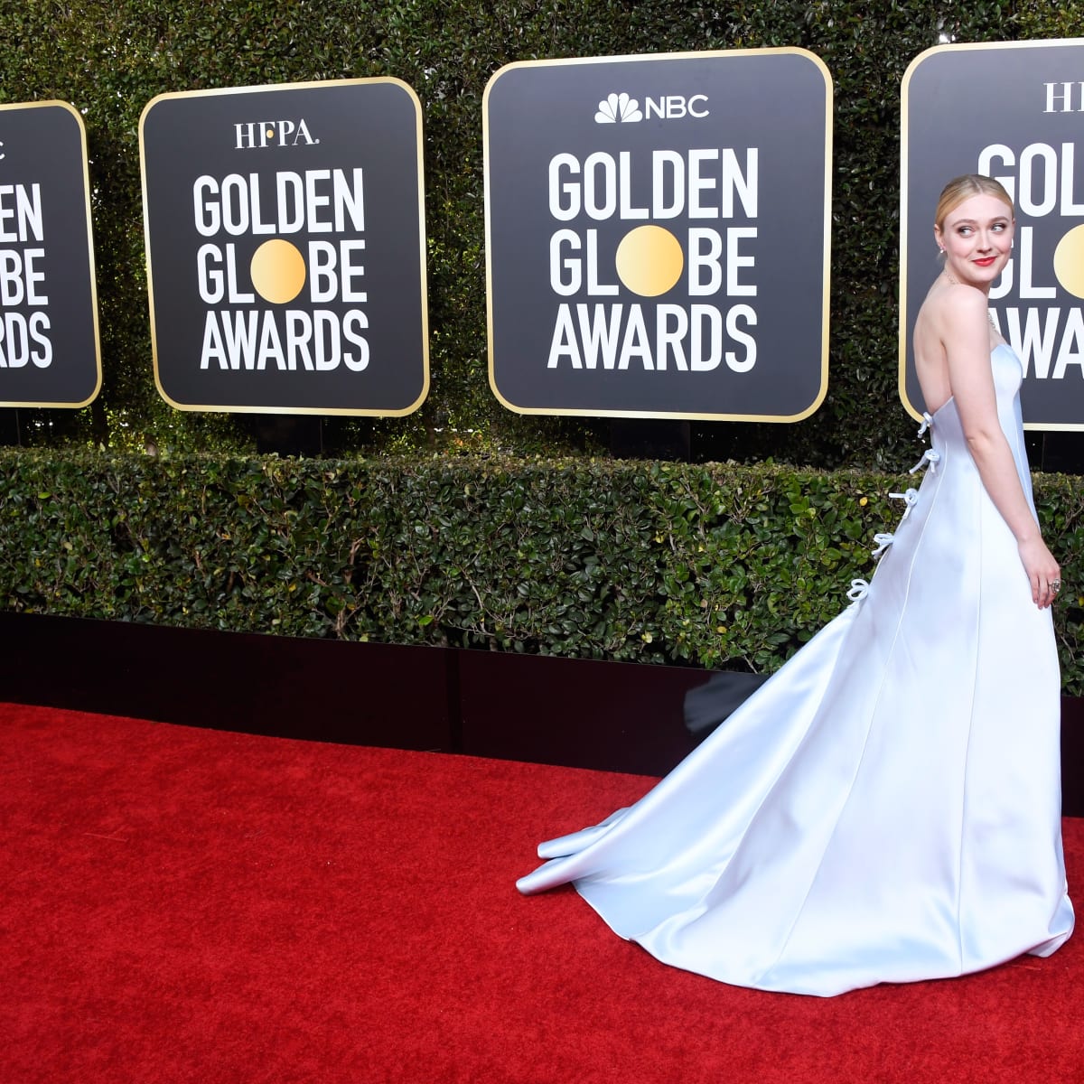 Kaley cuoco golden globes 2019 dress top