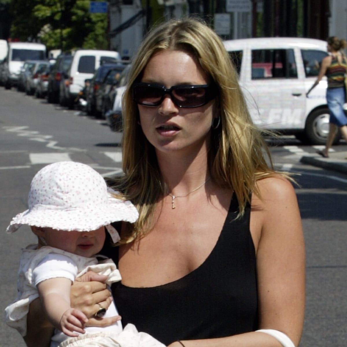 Great Outfits in Fashion History Kate Moss Carrying a Huge Birkin