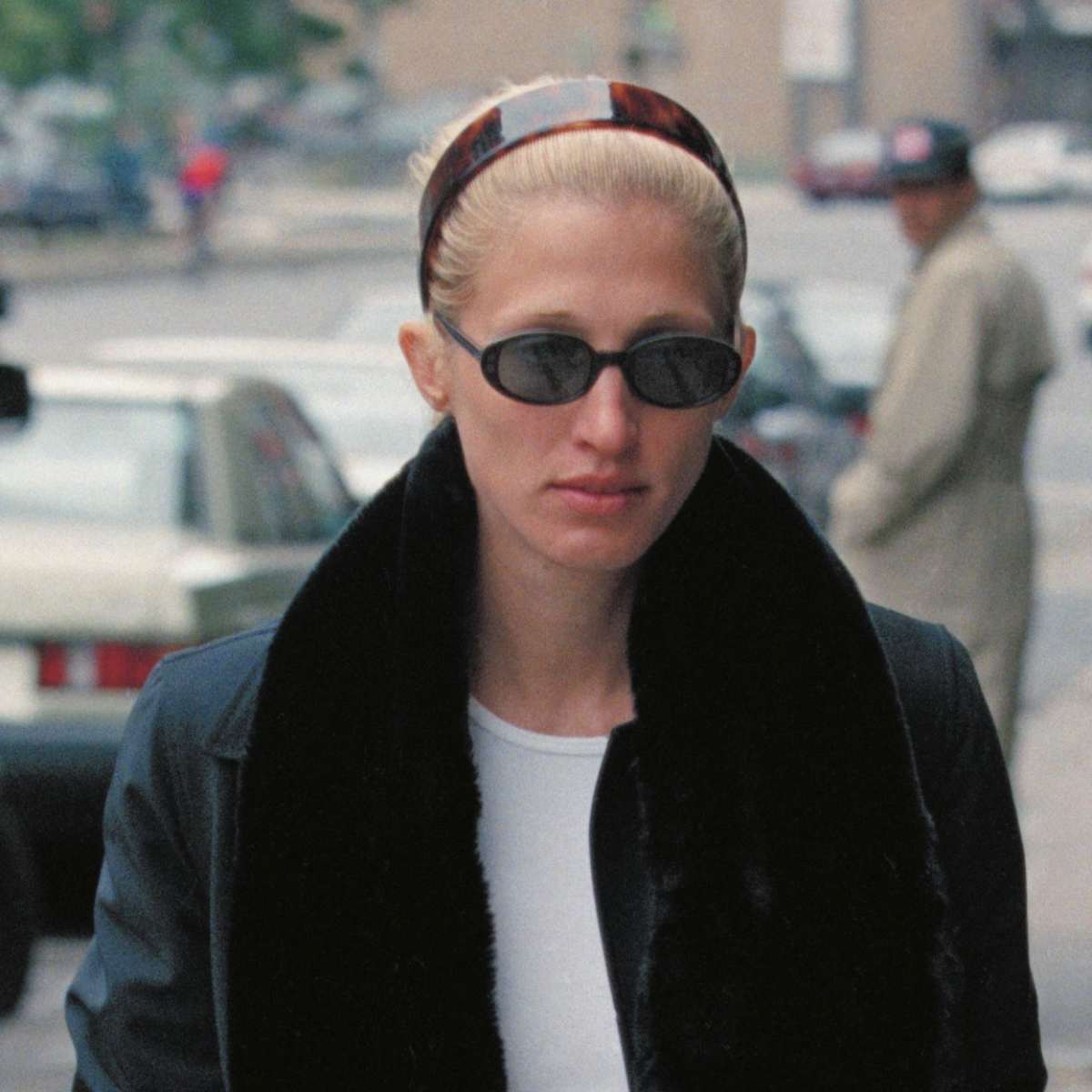 Great Outfits in Fashion History Carolyn Bessette Kennedy s Perfect 90s Sunglasses Fashionista