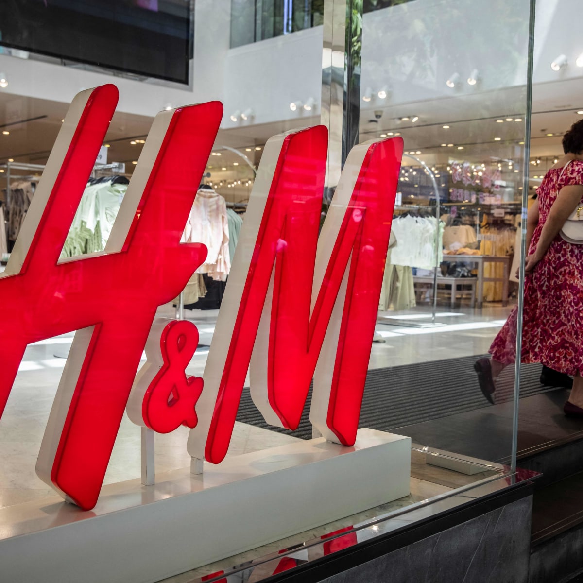 Must Read H M to Relaunch Color Cosmetics Will U.S. Livestream