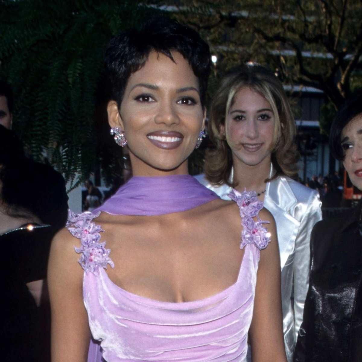 Great Outfits in Fashion History: Halle Berry's Lavender Valentino