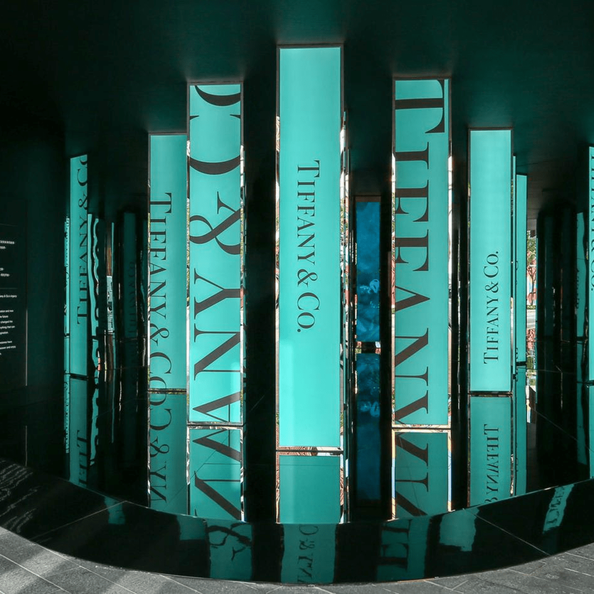 アート作品集  TIFFANY    PARTIES Tiffany & Co. Courts Millennials in China With Massive, and