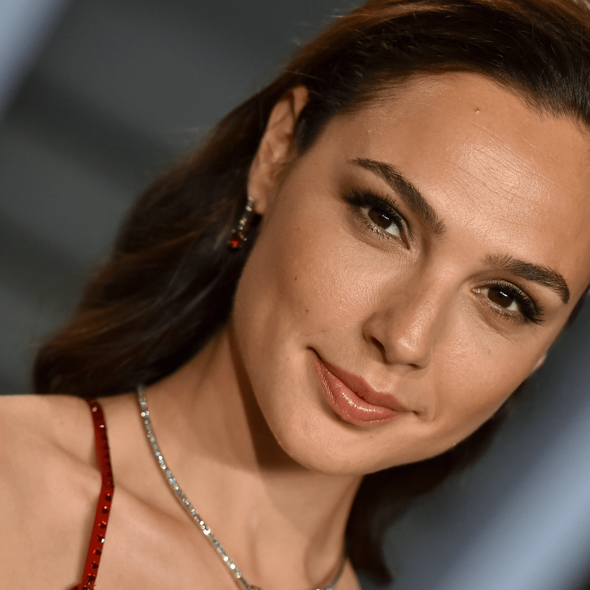 Gal gadot ear deals piercing