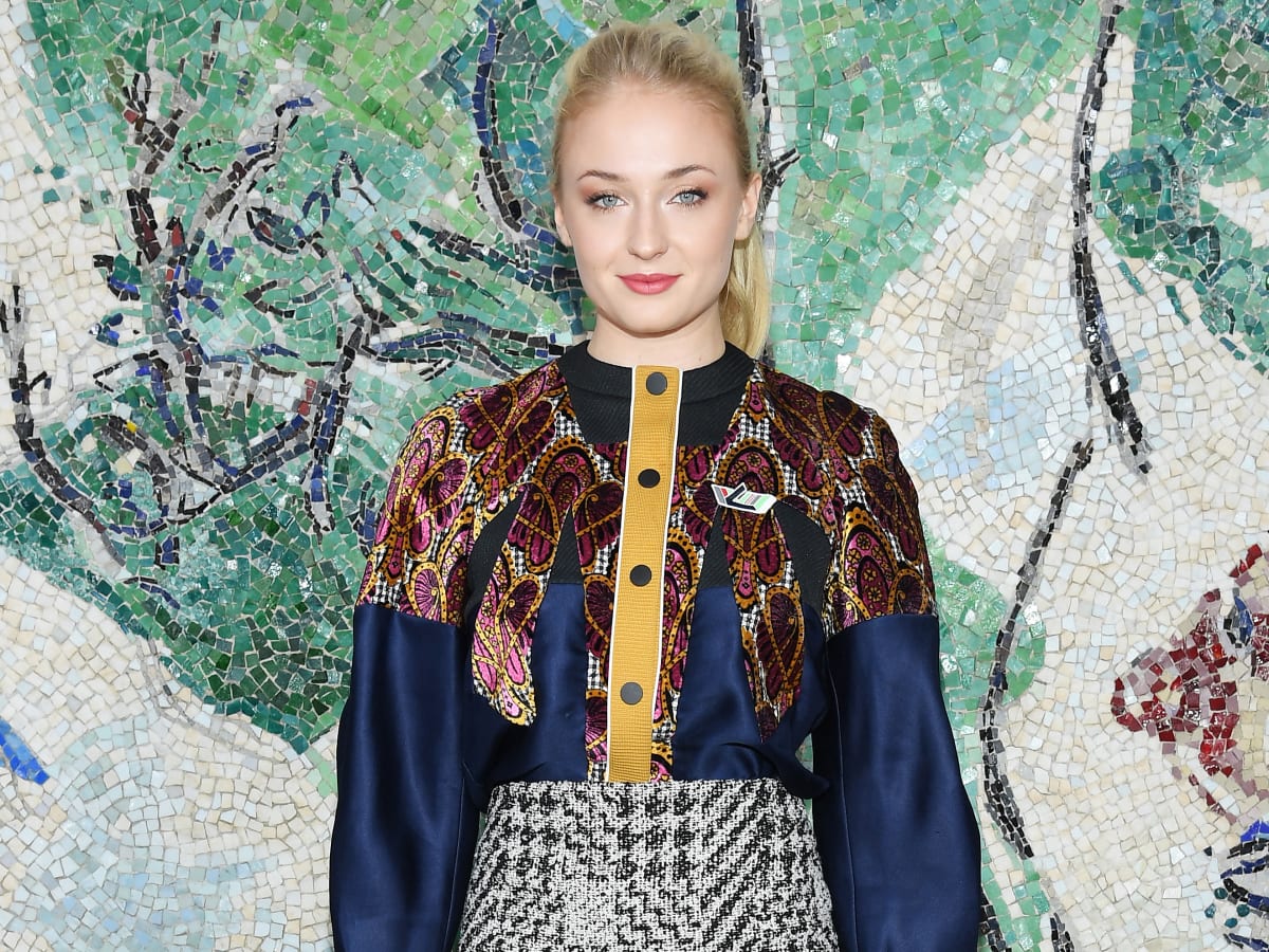 Sophie Turner Hairstyle, Casual Style, Street Style & Outfits - 2018 