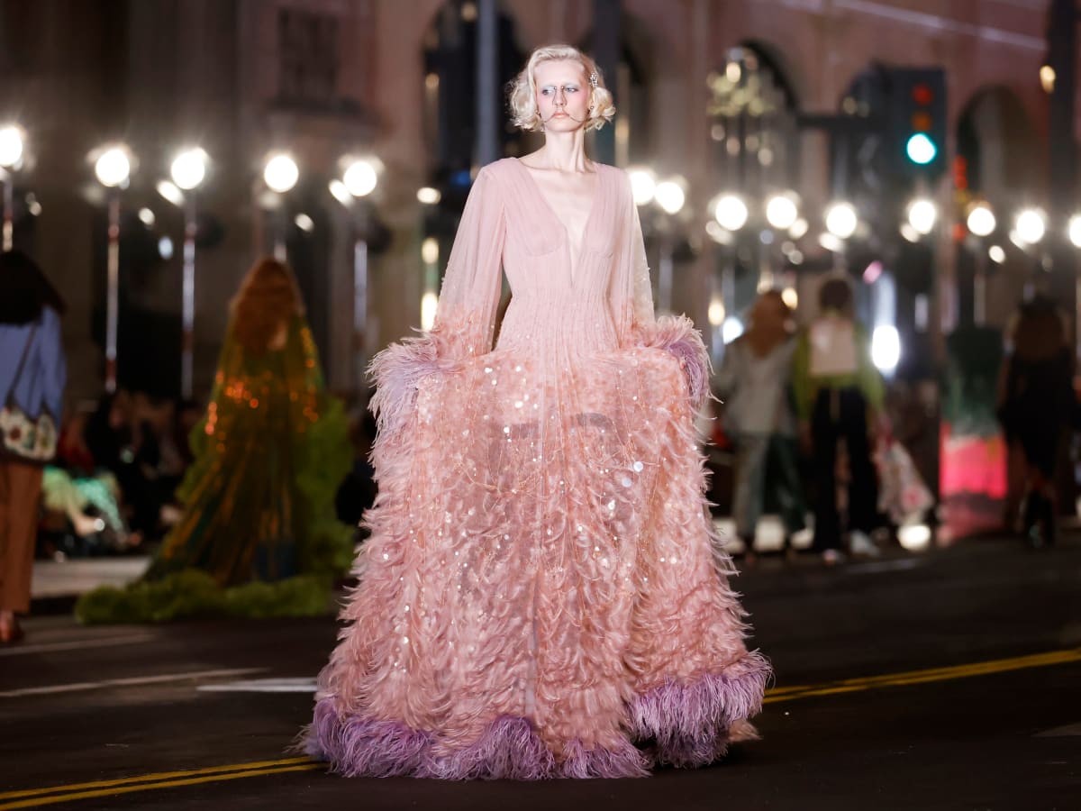 Feather Boa.  Fashion, Celebrity style inspiration, Old hollywood glamour