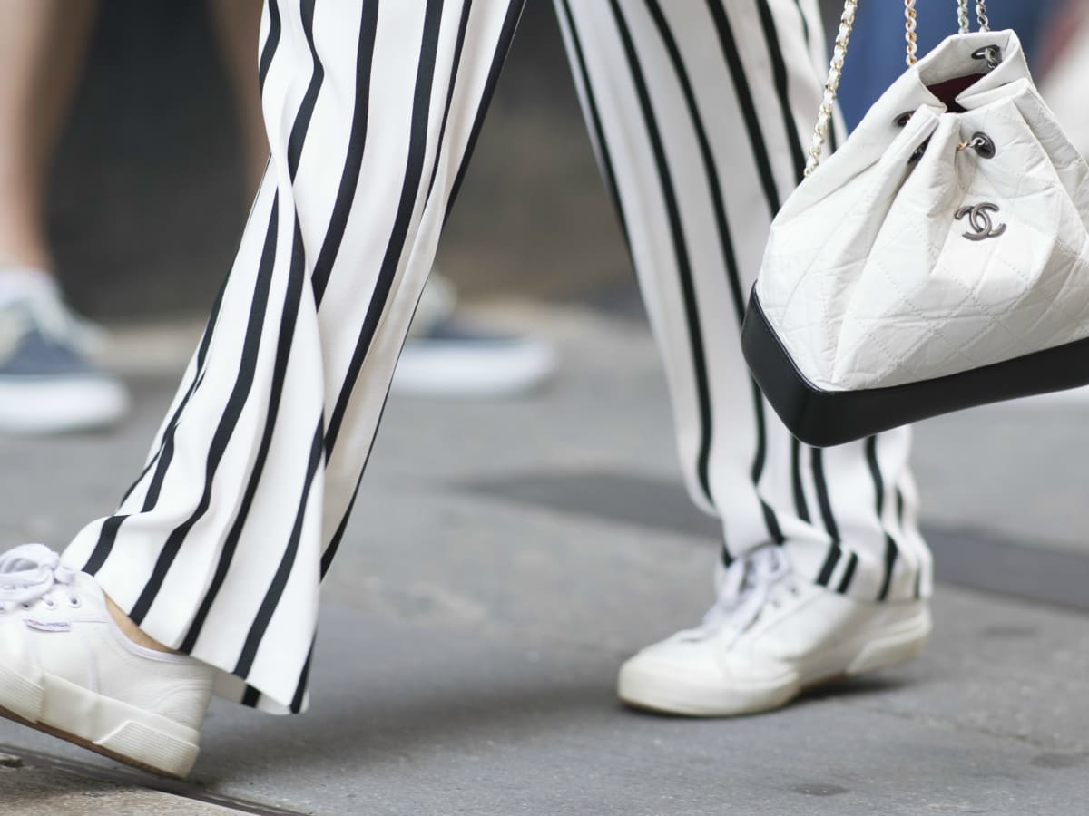 White tennis shoe trend outlet