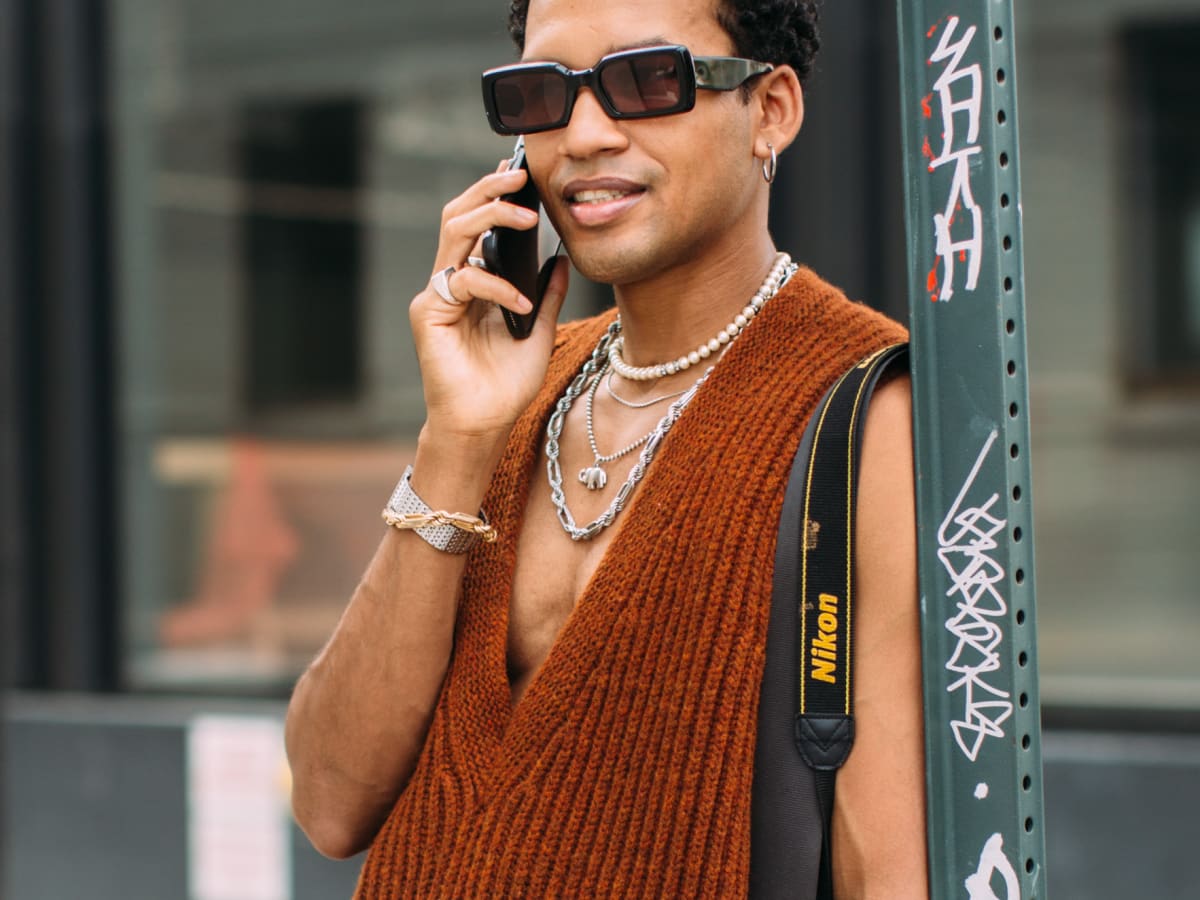 Pearl necklace street style on sale