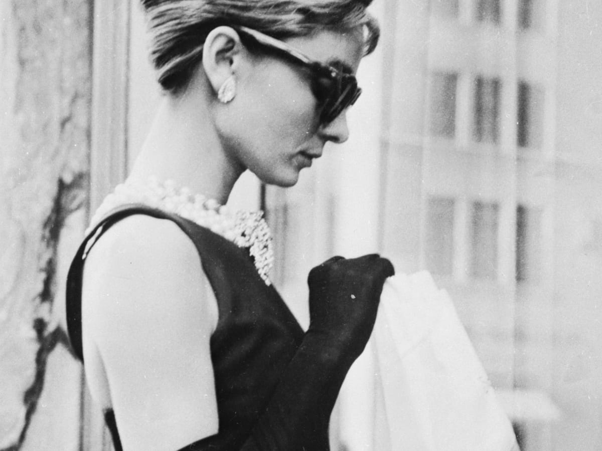 Audrey hepburn breakfast at tiffany's black dress shop