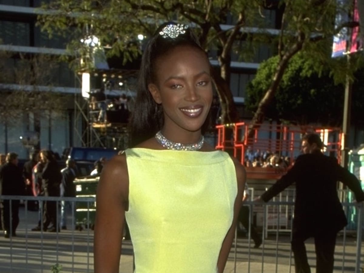 Great Outfits in Fashion History Naomi Campbell s 1996 Oscars Gown Fashionista