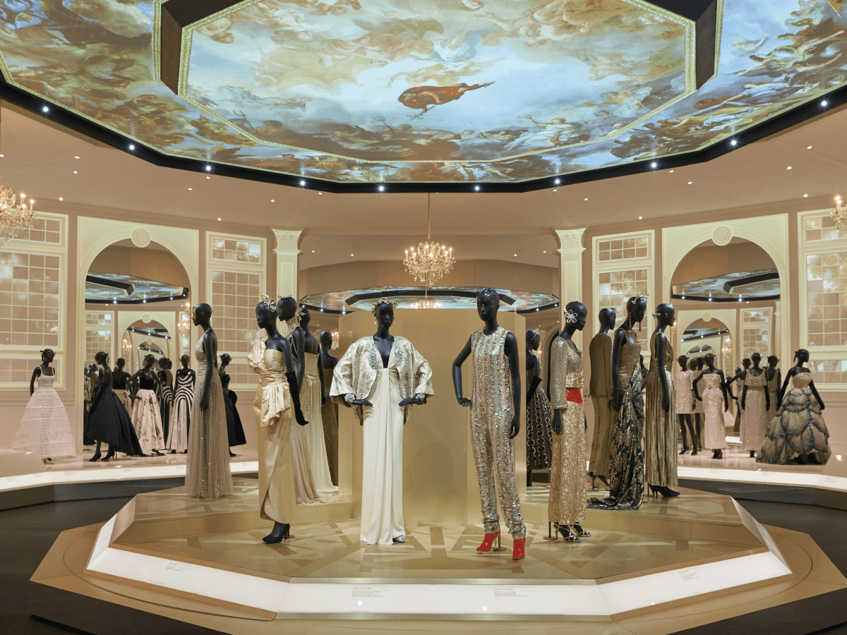 Christian dior shop fashion exhibition