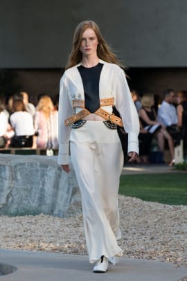 Vogue Runway - Sun, Sea, and the Salk Institute: Nicolas Ghesquière is in  his element at Louis Vuitton. See every look from his resort 2023  collection