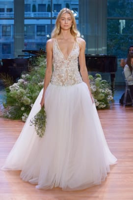 4 Brand-New Monique Lhuillier Wedding Dresses That Remind Us Why Everyone  Loves Monique Lhuillier