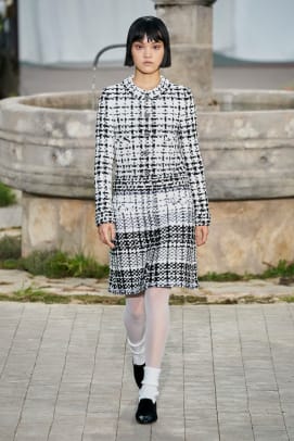 til ekstra Taknemmelig Chanel's Haute Couture Spring 2020 Collection Draws Inspiration From the  French Countryside - Fashionista