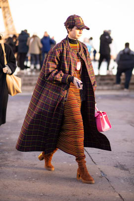 The Street-Style Crowd Was All About Orange on Day 3 of Paris Fashion ...