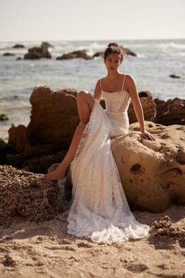 dana-harel-bridal-spring-2023-wedding-dress-Alma