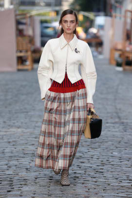 tory-burch-spring-2022-runway-1