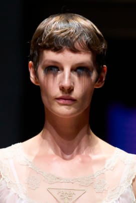 Emo Eye Makeup Looks Are Seeing a Revival on the Spring 2023 Runways -  Fashionista