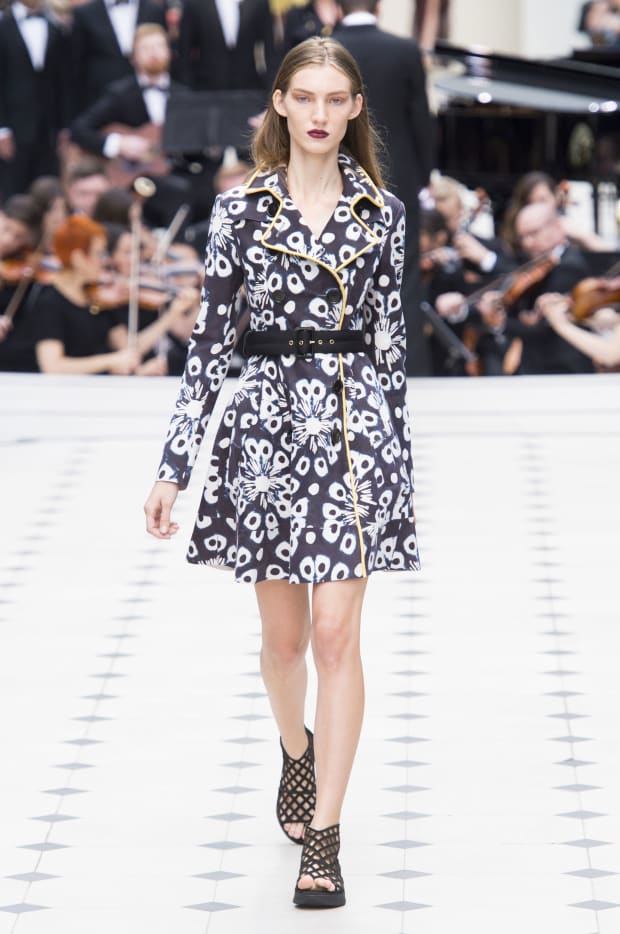 bølge beløb samarbejde At Burberry's Spring 2016 Show, Music Takes Center Stage, Literally -  Fashionista