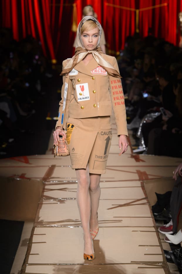Moschino Fall 2015, You'll Want to Wear These Bags Right Off the Runway