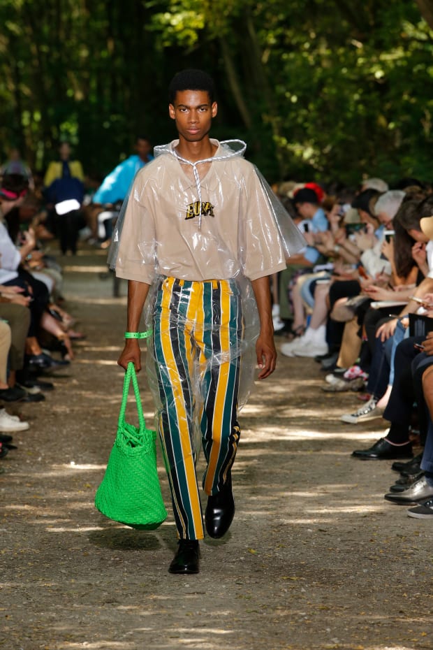 Ja hule slave Balenciaga's Spring 2018 Menswear Collection Was All About Dads — and  Debuted Childrenswear - Fashionista
