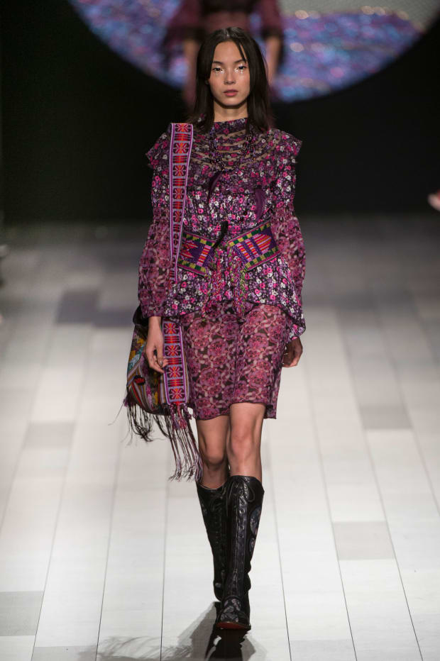 Bella Hadid Helped Her Sister Gigi Get Down the Runway At Anna Sui -  Fashionista