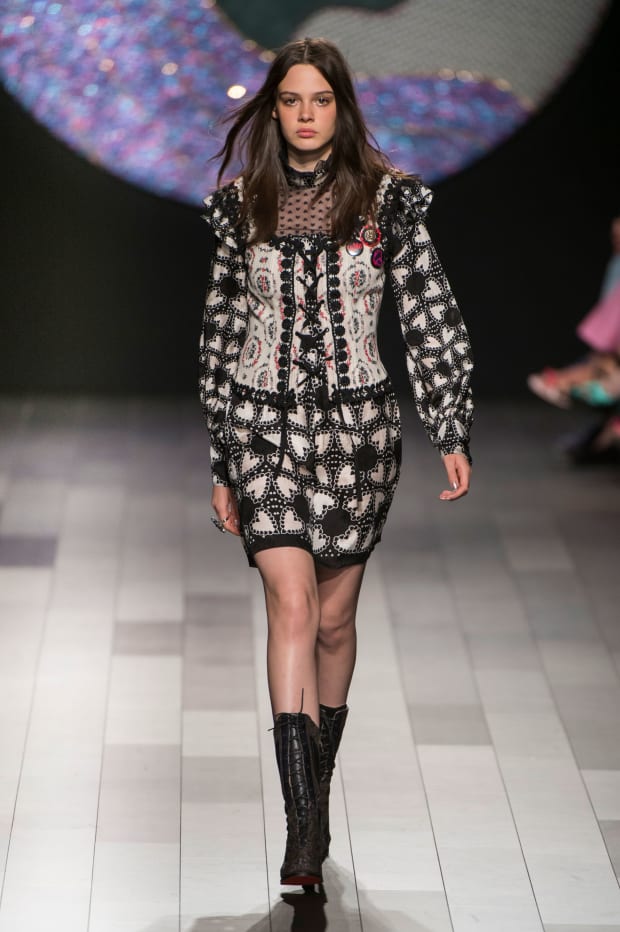 Bella Hadid Helped Her Sister Gigi Get Down the Runway At Anna Sui -  Fashionista