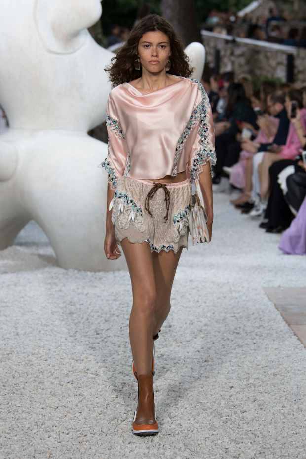 915 Louis Vuitton 2019 Cruise Collection Runway Stock Photos, High