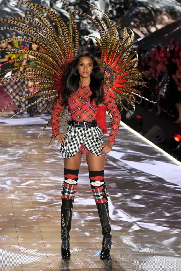 VS Fashion Show 2018 New Models: Kelsey Merritt, Duckie Thot, Winnie  Harlow, Willow Hand - Fashionista