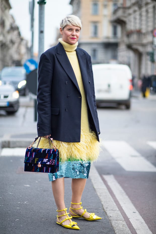 Milano - 14 gennaio: Uomo con pelle di leopardo cappotto di design e red Louis  Vuitton coperchio del telefono prima di MSGM fashion show, la Settimana  della Moda Milanese street style J