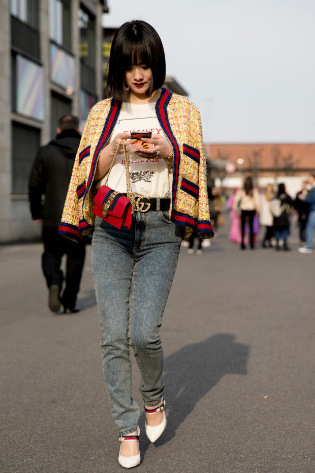 Milano - 14 gennaio: Uomo con pelle di leopardo cappotto di design e red Louis  Vuitton coperchio del telefono prima di MSGM fashion show, la Settimana  della Moda Milanese street style J