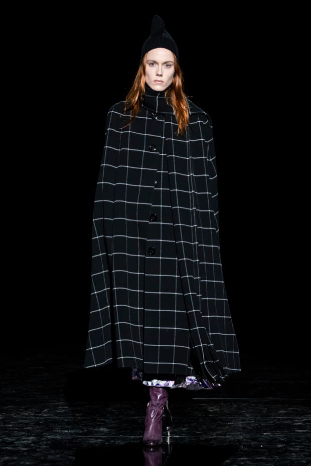 Marc Jacobs S Pitch Black Runway Show Put A Spotlight On His
