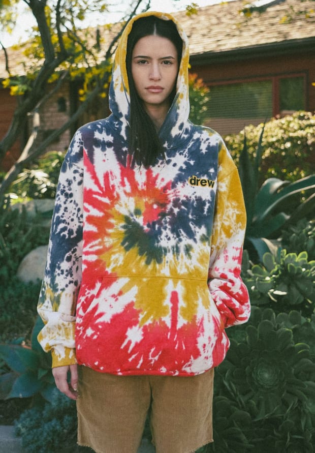 https://fashionista.com/.image/c_fit%2Ccs_srgb%2Cfl_progressive%2Cq_auto:good%2Cw_620/MTYyNDg1Mzc1MjMzODI4NTE4/drew-house-2019-mascot-tie-die-hoodie-unisex-006_900x.jpg