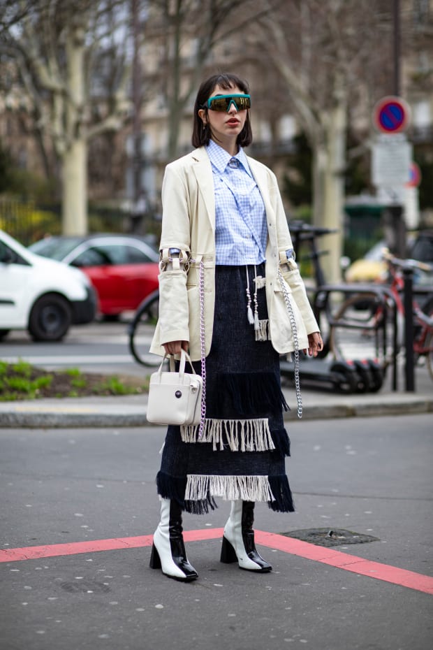 Paris SS 2020 Street Style - STYLE DU MONDE  Street Style Street Fashion  Photos Bottega Veneta chain pouch bag